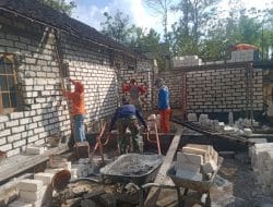 Proses Pembuatan Atap Rumah Milik Siti Rohimah, Satgas TMMD Reg 111 Kodim Gresik Pasang Rangkaian Kayu Untuk Penempatan Atap