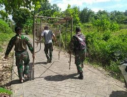 Warga Bantu Satgas Bersihkan Lokasi Pembangunan Jalan Paving di TMMD Kodim Gresik