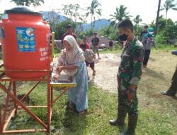 Satgas TMMD Dampingi Ibu-ibu Mencuci Tangan yang Benar, Kodim Tapsel