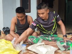 Satgas TMMD & Warga Santap Nasi Bungkus Bersama