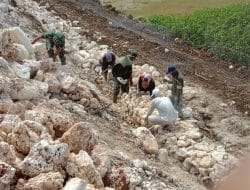 Droping Material Batu Untuk TPT Sungai Tretek