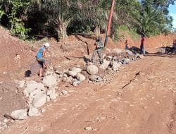 Cuaca Cerah Mendukung Kerja Bakti Pecah Batu untuk Jalan Baru di TMMD Kodim Tapsel