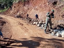 Pembagian Kerja Giat Pecah Batu Percepat Proses Penyediaan Material Pengerasan Jalan di TMMD Tapsel.