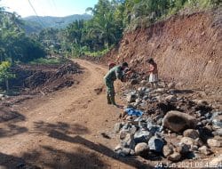 Kerja Keras Cukupi Kebutuhan Material Batu Kecil Untuk Pengerasan Jalan Baru di TMMD Kodim Tapsel