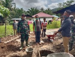 Dandim Tapsel Dengarkan Penjelasan dari Tim Satgas Pelaksana Jamban Keluarga Miskin di TMMD Kodim Tapsel