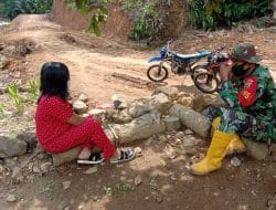 Satgas TMMD Komsos Bersama Anak Berikan Pemahaman Makna Gotong-Royong di TMMD Kodim Tapsel