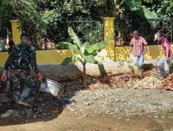 Indahnya Kebersamaan Anggota Satgas TMMD Bersihkan Kantor Desa