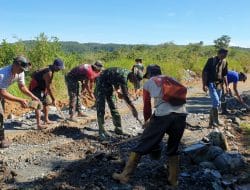Semangat Gotong Royong Warga Dusun Riam Pinang
