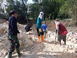 Satu Komando, Warga Ikuti Arahan Satgas TMMD Kodim Gresik Dalam Bekerja