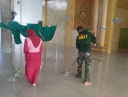 Jum’at Bersih, Anggota Satgas TMMD ke 111 Gresik, Bersihkan Lingkungan Masjid Al Ikhsan