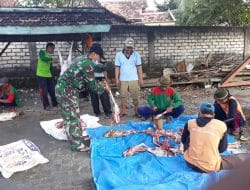 Refreshing, Sejumlah TNI Belajar Cara Kelola Daging Kambing di Lokasi TMMD