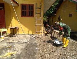 Satgas Gunakan Kuas dan Rol Untuk Ratakan Cat di Dinding Gereja di TMMD Kodim Tapsel