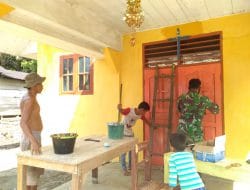 Kapt.Inf. Marianto Cekatan Mainkan Kuas Cat Perindah Pintu Gereja di TMMD Kodim Tapsel