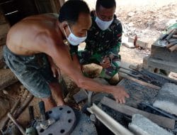 Prada Doni Pradana Bantu Buat Parang di TMMD Kodim Tapsel