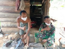 Prada Doni Siswanto Bantu Buat Parang Sambil Sosialisasikan Prokes di TMMD Kodim Tapsel