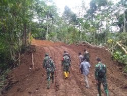 Dansatas Tapsel Berikan Semangat ke Tim Satgas Bisa Selesaikan Pembuatan Jalan Baru Tepat Waktu