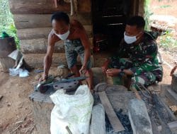 Pandai Besi Buat Parang Membantu Petani Karet di TMMD Kodim Tapsel