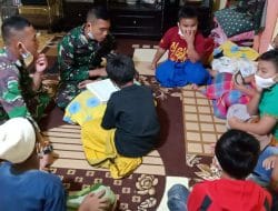 Anak-anak Nunggu Giliran Diajarkan Baca Al Qur’an Padi di TMMD Kodim Tapsel