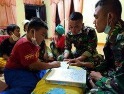 Salut, Prada Nanda Supriadi Ajari Anak Baca Al Qur’an di TMMD Kodim Tapsel