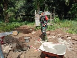 Dansatgas Progres Jamban Keluarga Miskin Memasang Buis Beton Ke Lubang Galian, TMMD Kodim Tapsel