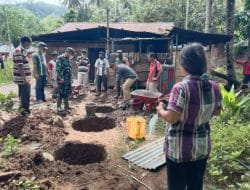 Disela-sela Pengerjaan Jamban, Ada Ibu-ibu Mengantarkan Makanan dan Minuman di TMMD Kodim Tapsel