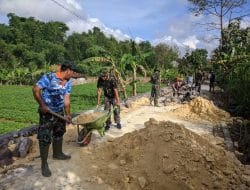 Tentara Angkat Cangkul Ratakan Gundukan Tanah di TMMD Ke–111