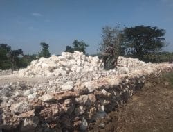 Material Batu Untuk TPT Sungai Tretek Berhamburan di Lokasi TMMD