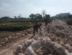 Agar Mudah dilalui Satgas Menata Batu Sepanjang Lokasi Pembangunan Jalan Dengan Rapi