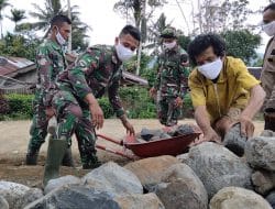 Sisohinaso Laoli Bantu Giat Gotong Royong di TMMD Kodim Pansel
