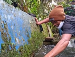 Satgas Gelorakan Kebersamaan Giat Bersihkan Saluran Air di TMMD Kodim Tapsel