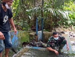 Jaga Pasokan Air Bersih Warga, Satgas Giat Bersihkan Saluran Air di TMMD Kodim Tapsel