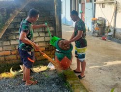 Anggota Satgas TMMD 111 Selalu Menjaga Kebersihan Rumah Warga Yang Ditempatinya