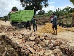 Satgas TMMD 111 Berjibaku Dengan Drum Truk Turunkan Matrial