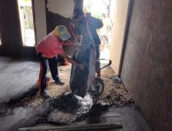 Plesterisasi lantai Rumah Ibu Tasriah di TMMD Ke-111 Kodim 0817/Gresik.