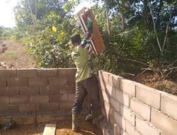 Anggota satgas TMMD Lanjutkan pemasangan papan cor cetakan tiang pagar gereja