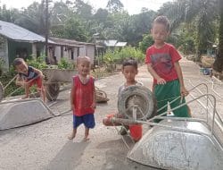 Anak-anak Sentangau Jaya Asik Bermain di Sasaran Rabat Beton