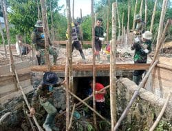 Warga dan Satgas TMMD Ke-111 Pasang Papan Mal dan Kayu Cerocok Untuk Pembangunan Jembatan