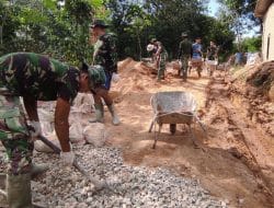 Anggota satgas TMMD 111 kodim 1202/skw terus jalin kekompakan bersama warga