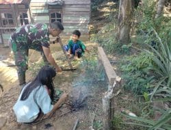 Keakraban Anggota Satgas TMMD ke-111 Kodim 1202/Singkawang Dengan Anak-Anak Dilokasi