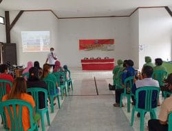 Beri Penyuluhan Kesehatan, Satgas TMMD ke-111 Gandeng Puskesmas Seluas Dan Persit.