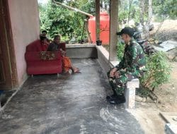 Satgas TMMD Ke 111 Kodim 1202/Skw Komsos Dengan Kakek Sarif Bersama Cucunya.