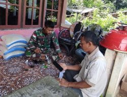 Personel Satgas TMMD 111 Kodim 1202/Skw Komsos Dengan Kadus.