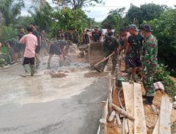 Anggota satgas TMMD bersama warga terus bergotong royong bersama melakukan pengecoran jalan