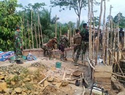 Dan SSK TMMD Memberi Semangat Kepada Anggota Satgas yang Bekerja di Lapangan