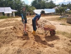 Gunakan Gerobak Arco, Satgas TMMD Ke 111 Kodim 1202/Skw Angkut Pasir.