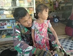 Disela kesibukan pengerjaan fisik Anggota satgas TMMD bermain dengan anak-anak di desa