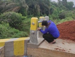 Anggota satgas TMMD finishing laksanakan pengecatan jembatan