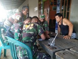Anggota satgas TMMD Ke 111 Kodim 1202/Singkawang berbagi informasi lewat Hp