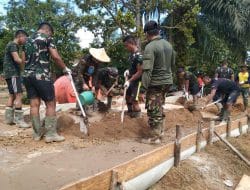 Kekompakan Anggota Satgas TMMD ke 111 Kodim 1202/Singkawang Saat Mengaduk Semen dengan cara manual