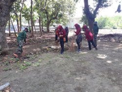 Personil TMMD Tetap Jaga kebersihan Lingkungan Sekitar